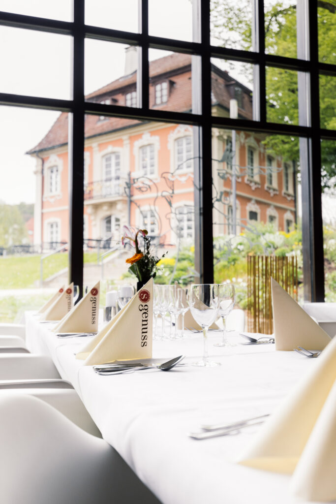 Restaurant im Stadtgarten: Gedeckter Tisch mit Blick nach draußen