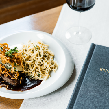 Rokokoschlösschen Innenraum gedeckter Tisch mit Essen