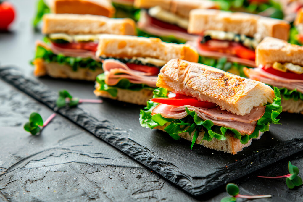 Cateringtisch mit belegten Brötchen