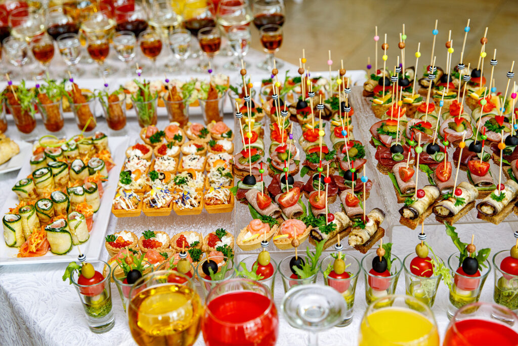 Cateringtisch mit bunten leckeren Häppchen