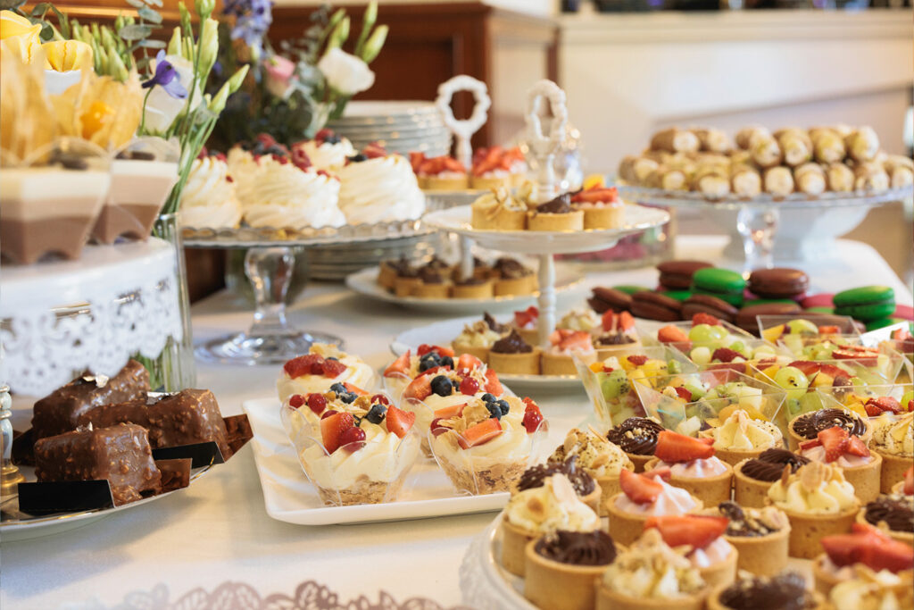 Cateringtisch mit süßen Häppchen