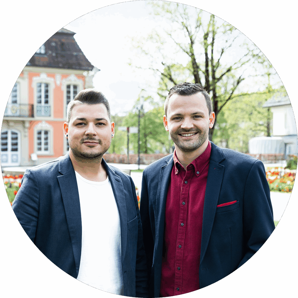 Inhaber Philipp Jodan und Fabian Verdenik vor dem Rokokoschlösschen