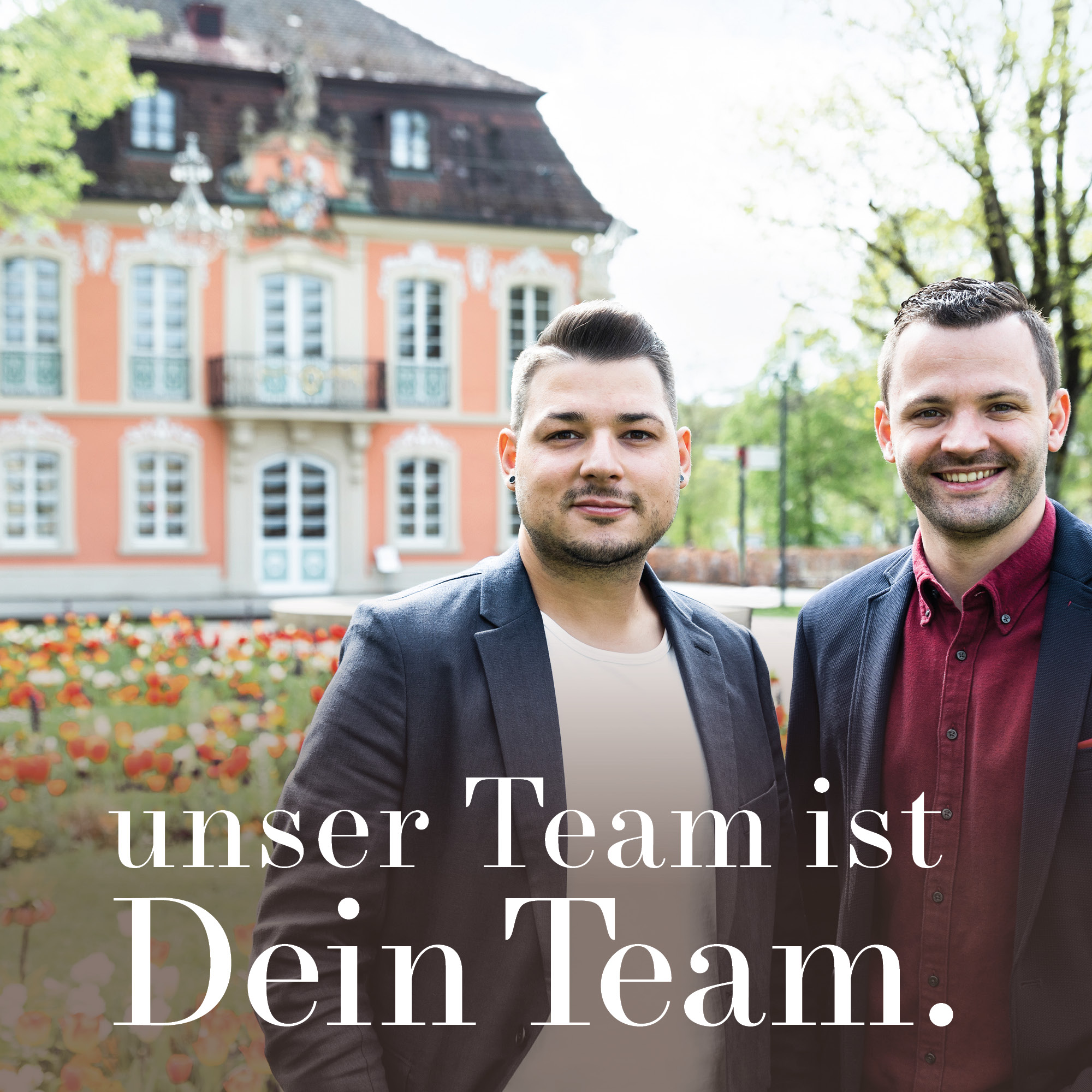 Inhaber Phillip und Fabian vor Rokokoschlösschen "unser Team ist Dein Team."