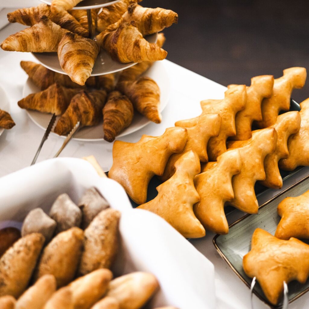 Brunch mit weihnachtlichem Gebäck